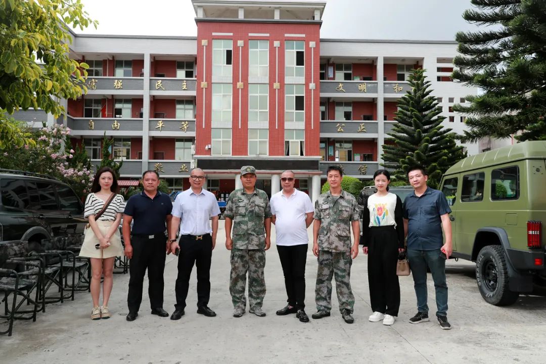 領導,學校老師在軍人的節日裡軍民魚水一家親軍愛民,民擁軍八一慰問