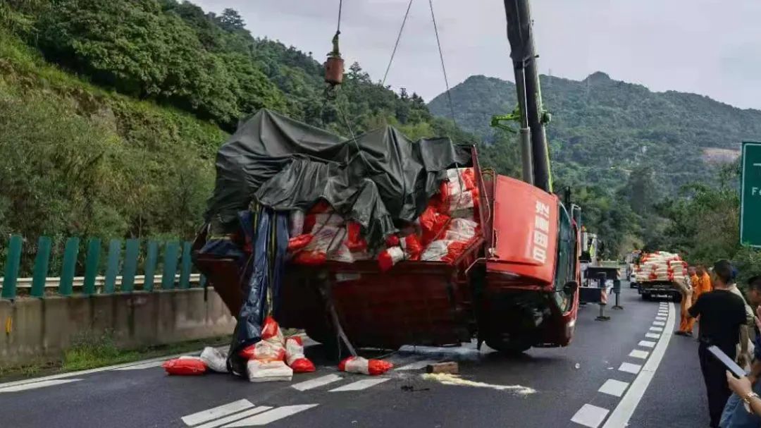 在现场,民警发现该辆车牌号为闽bl***o的轻型厢式货车车身侧翻横跨两