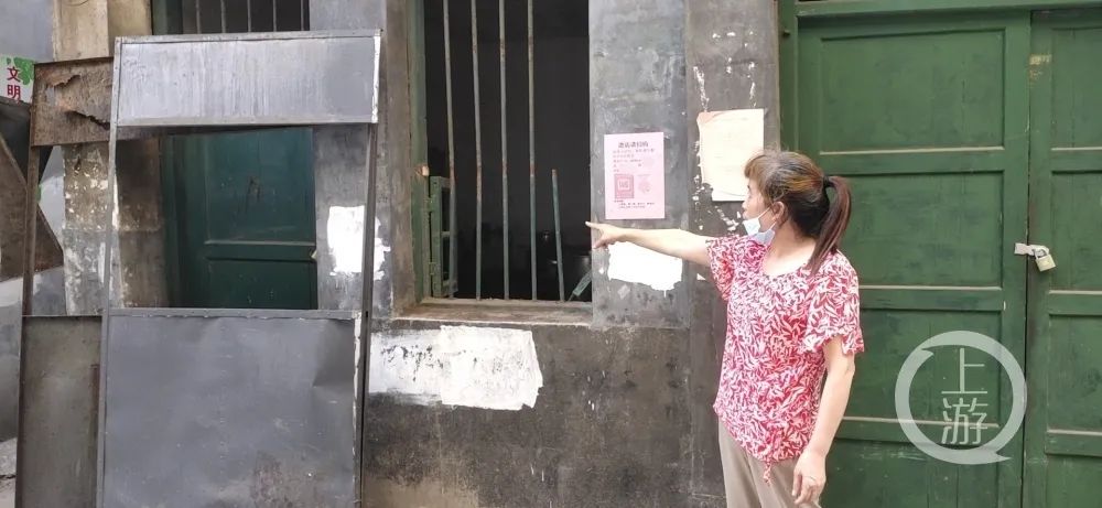 7月30日上午，刘秋桃姐妹经营的桂阳县西外街52号早餐店门窗被砸，被迫停业至今。/受访者供图