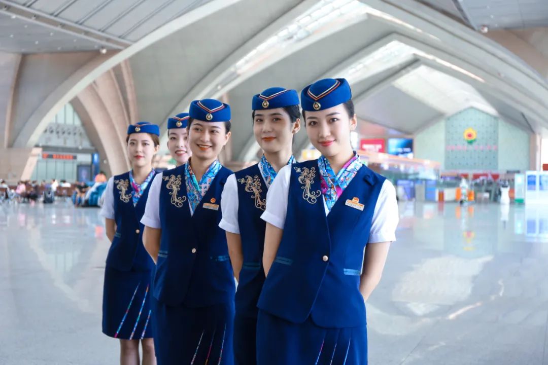 马兰花来啦高铁小姐姐盛装迎新