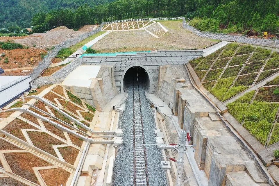 兴泉铁路三阳隧道图片