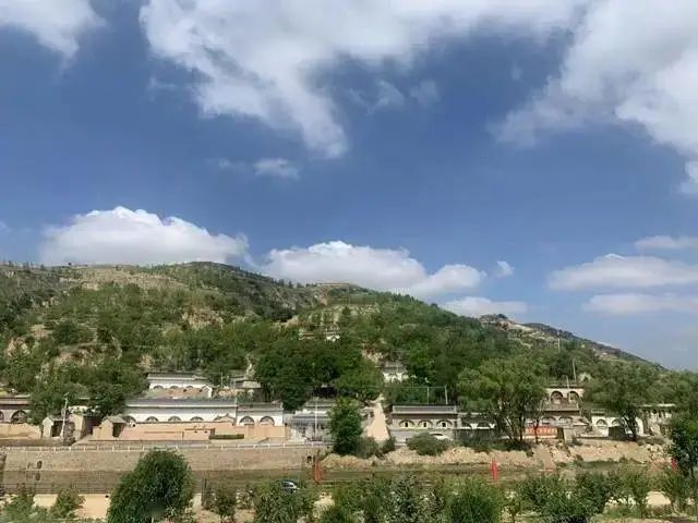 位于榆林市绥德县义合镇的薛家渠村,曾是中共中央西北局驻地以及"义合