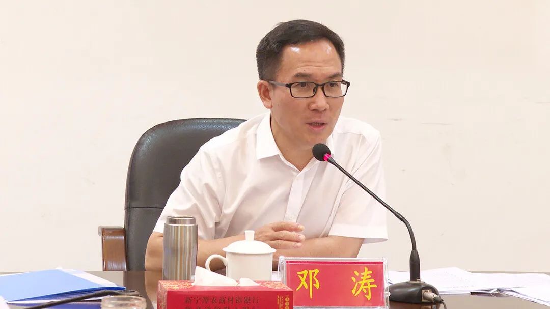 县委书记邓涛指出,当前疫情防控形势复杂严峻,要时刻保持清晰的头脑