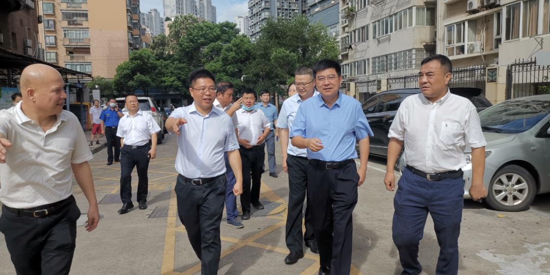 市政府副市长李松殿来区实地察看城区高空广告安全隐患整治执法工作