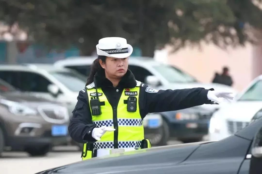 学先进树典型丨杨婧植根马路的交警女汉子