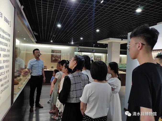 孩子們參觀了博物館的歷史文物精品展和丹青教化古浪縣館藏水陸