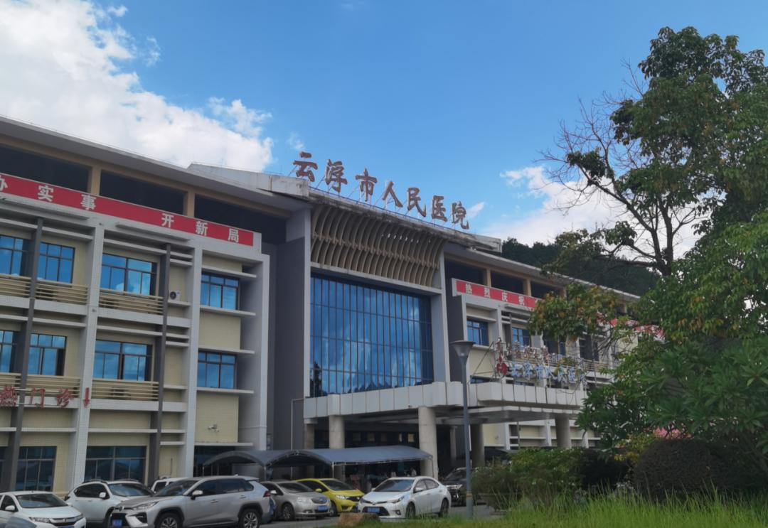 7月15日下午,李旭教授一行抵达云浮市人民医院后,立即来到该院急诊科