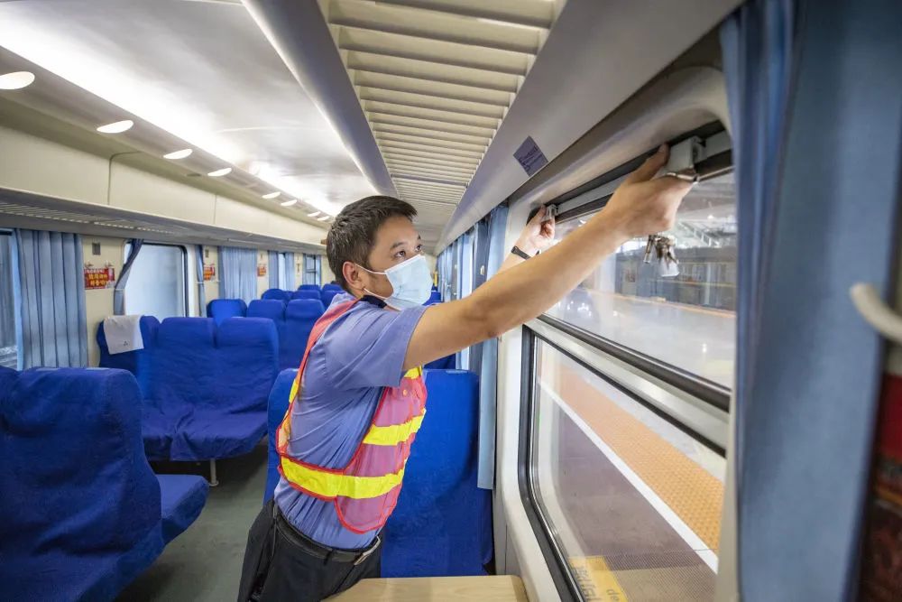 没有一名旅客的列车,这两个人不能离开