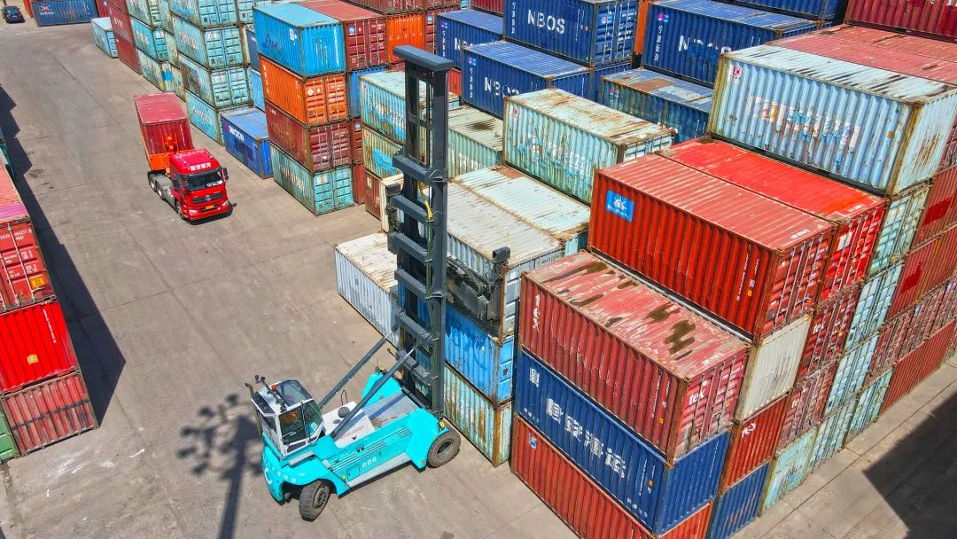 几十吨的集装箱搭积木这波操作牛