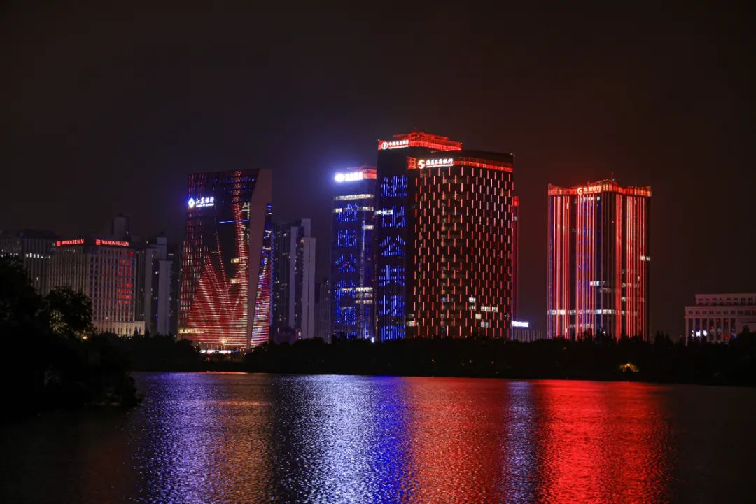 利用市金融中心的巨幅组合屏幕,在夜间开展防控宣传"灯光秀",广泛介绍