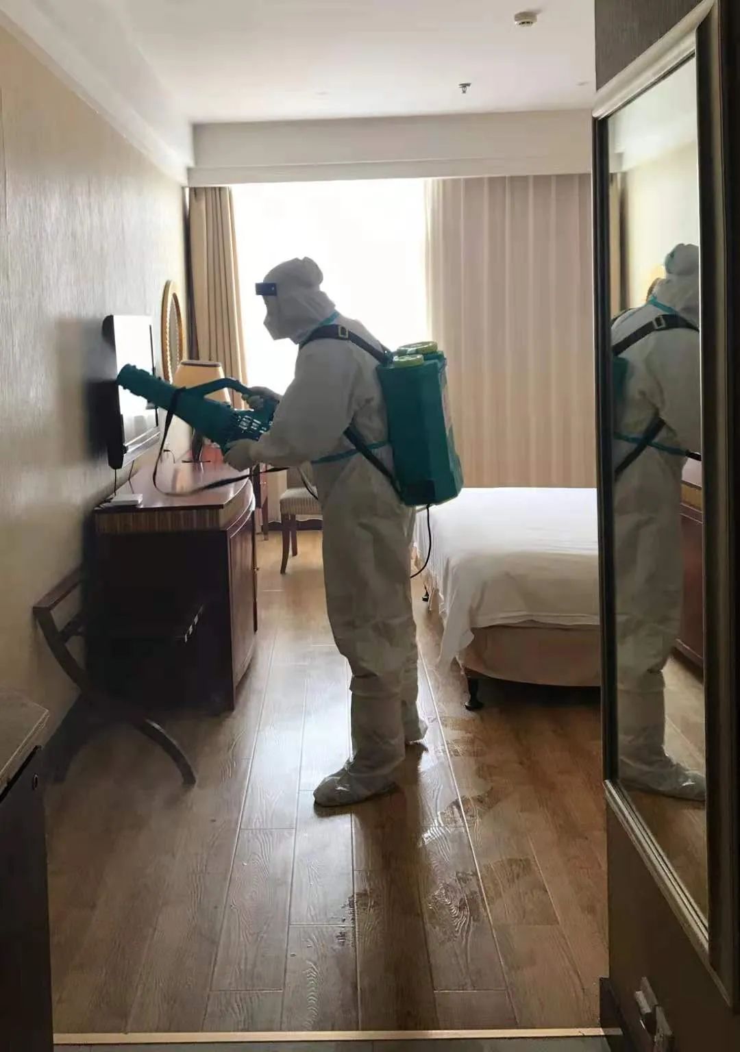 泰州发布酒店工作人员对餐桌进行消杀 "我们不会遗漏一处可疑的地方