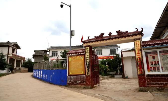 羊街镇双河村党旗飘扬石榴红喜看双河新颜俏