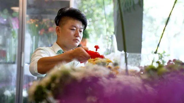 杭州花店老板的这个"副业",温暖路人26年!附近居民纷纷点赞