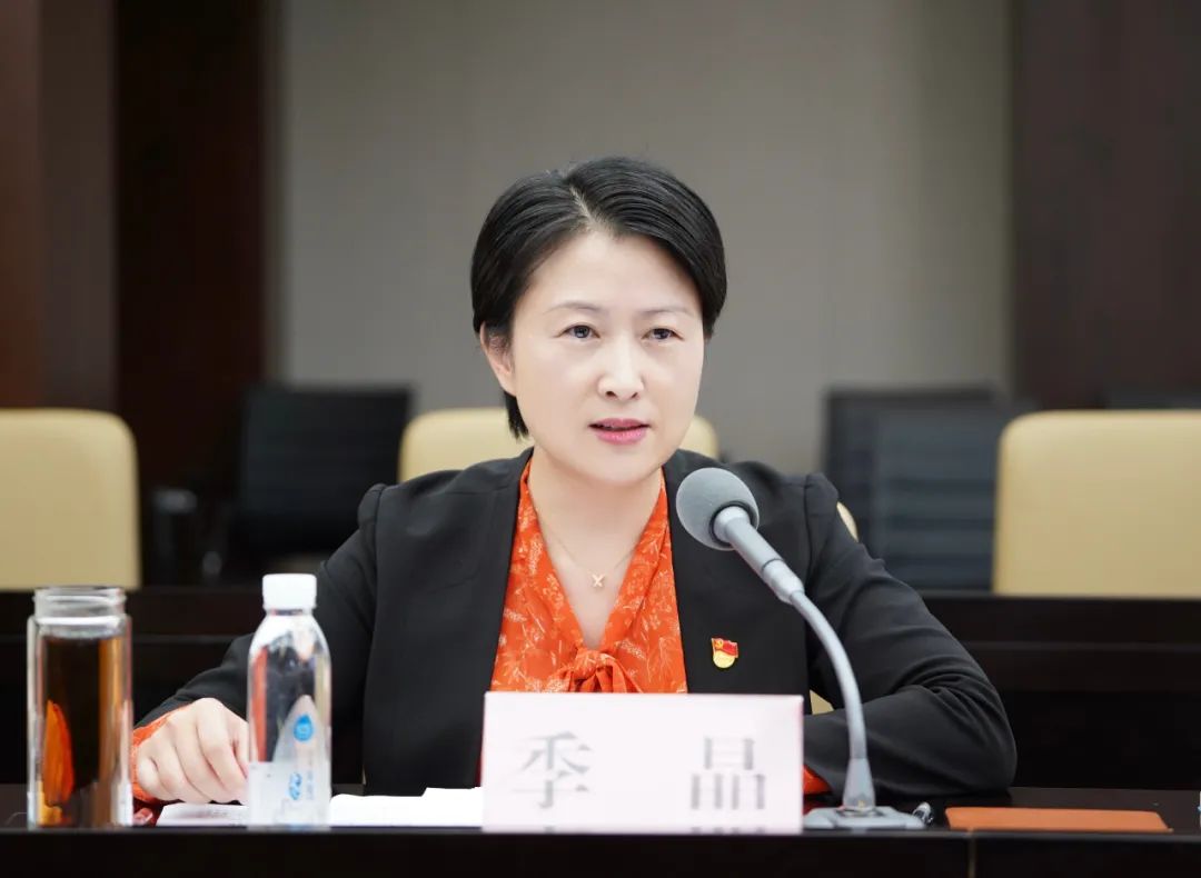 季晶以普通党员身份参加区委办党支部专题组织生活会