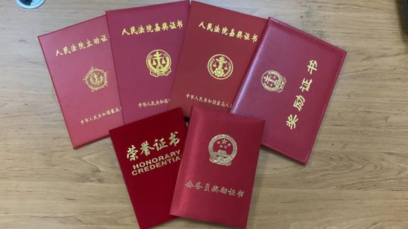 唐宝根:着法袍坚守初心 执法槌挥洒正义 | 身边的感动