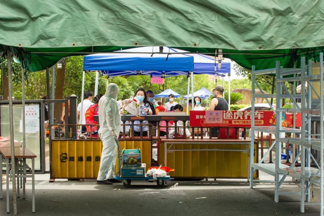心圆西苑小区被列为中风险地区小布直击封闭管理现场