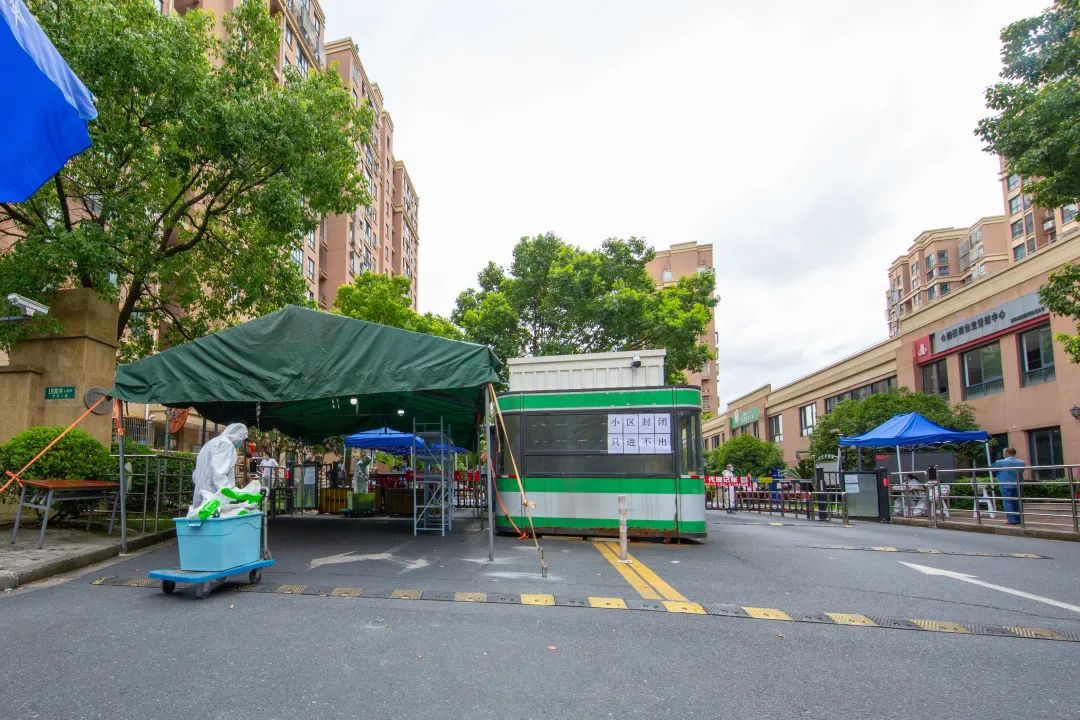 心圆西苑小区被列为中风险地区小布直击封闭管理现场