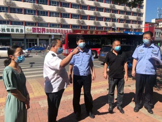 副区长,新华公安分局局长王秀志到客运东站检查疫情防