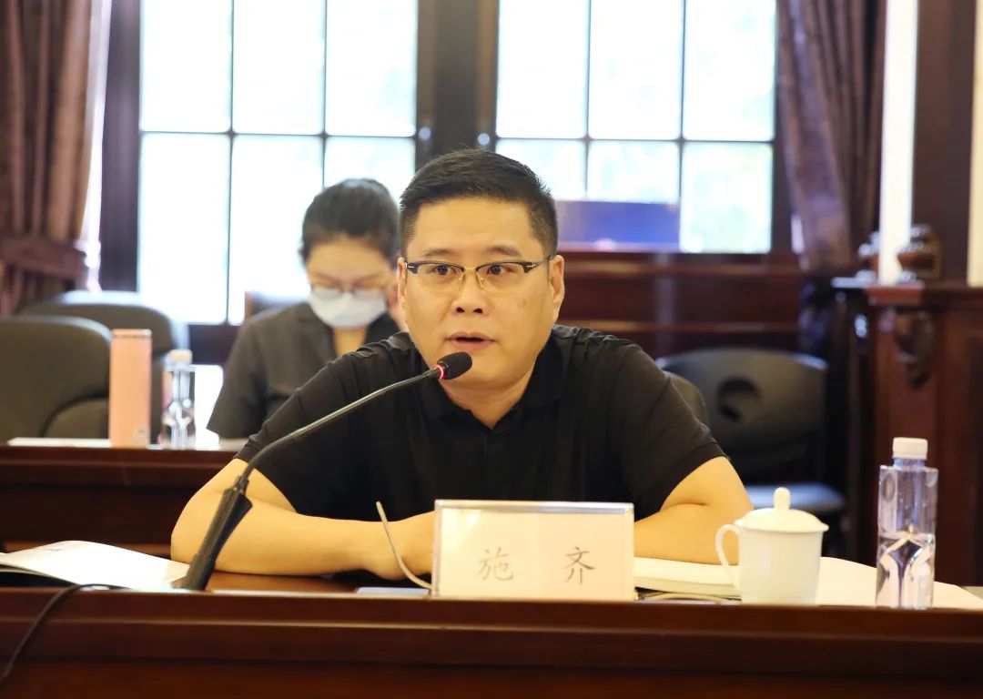 院党组成员,副院长李国泉通报了2020年行政案件司法审查情况.