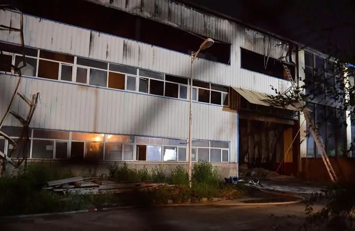 李氏婚纱梦想城与物流仓库相连.