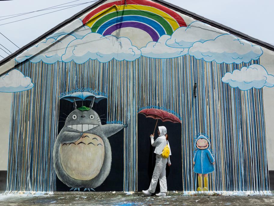 部分作品具有立体意境,人在其中,能和墙绘互动起来,翻一页书,跳一支舞