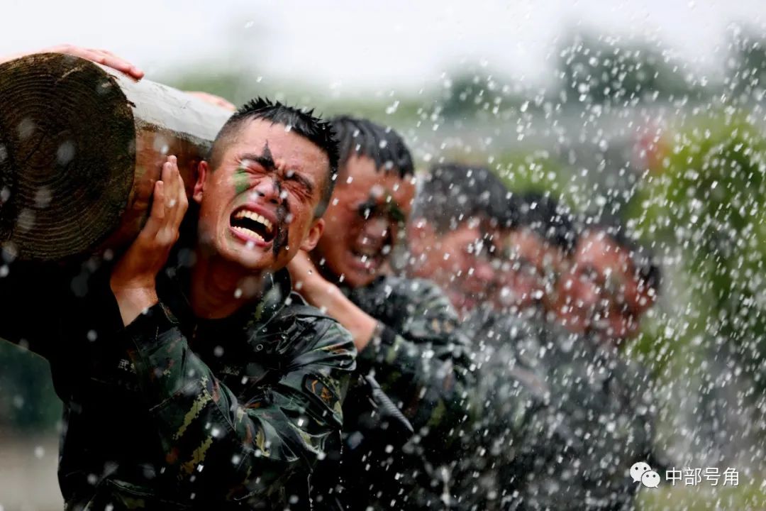 全民健身日军营里的健身满屏都是荷尔蒙