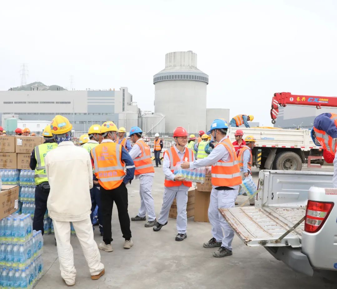 中核集團三門核電在2期工程現場給工人送清涼.