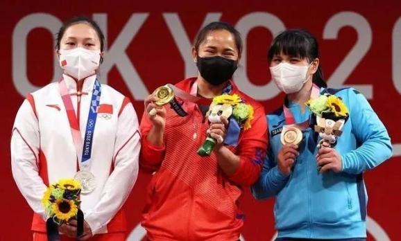 菲律宾举重运动员希迪林 · 迪亚兹在东京夺得了该国有史以来的第一块