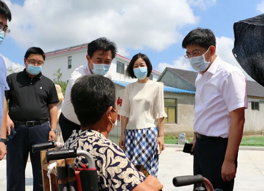 陈雷最后来到了曹埠镇上漫社区第一支部广场以及社区居民委员会采样点