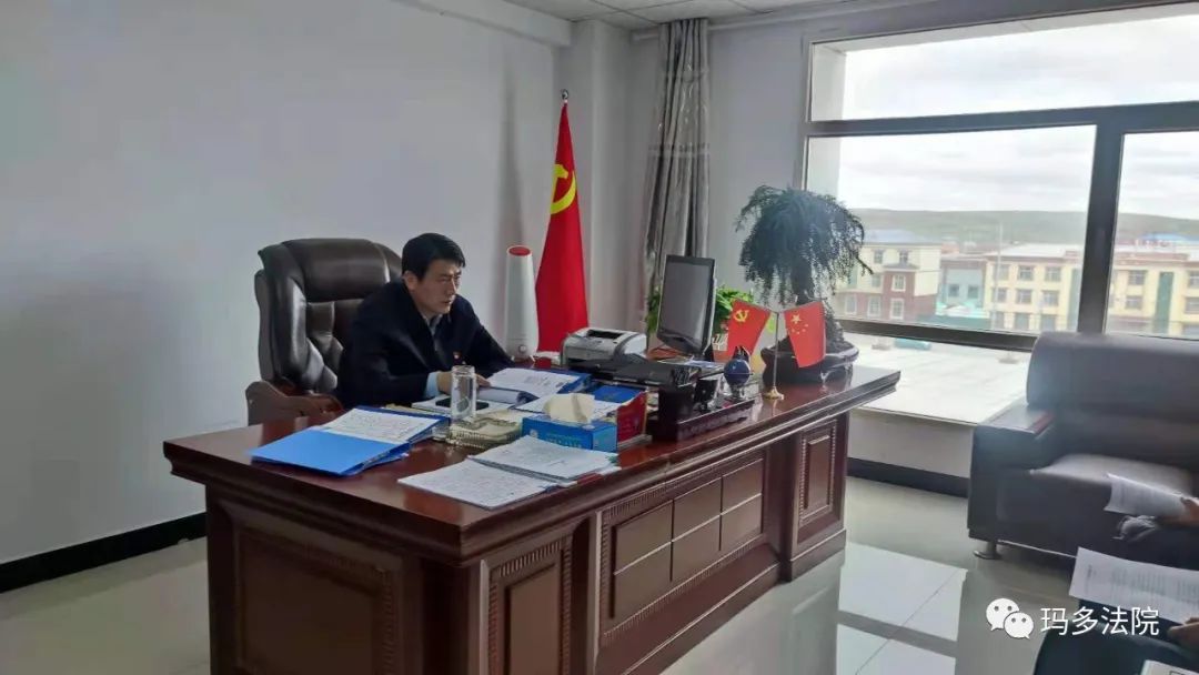8月6日,玛多法院院长钱快乾向县委书记丁凤山汇报2021年上半年工作
