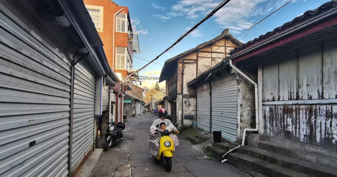 迎着夕阳寻觅这段坎墩老街67