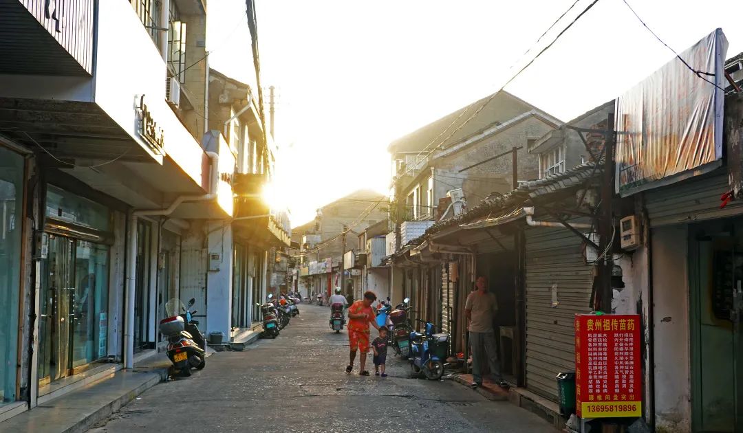 迎着夕阳寻觅这段坎墩老街67