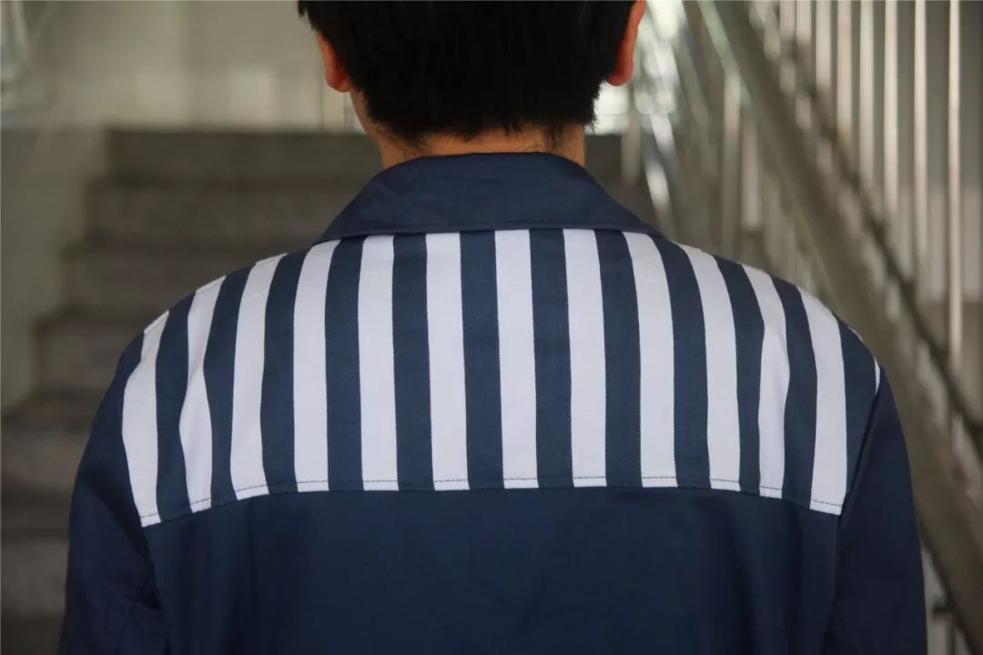 71衣兜处条纹寓意铁门如今正在使用的囚服,是1997年由司法部监狱
