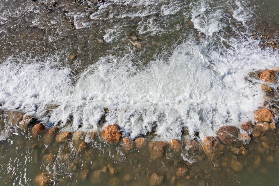 "弱水三千叠瀑"是靖安乡弱水湾休闲旅游度假区景观之一,通过黑河流域