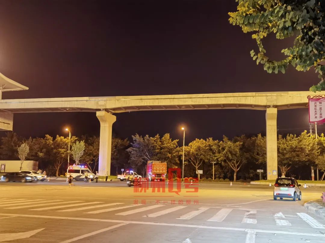 人车分离六七十米柳石路三轮车横过马路与汽车相撞骑手不幸当场身亡