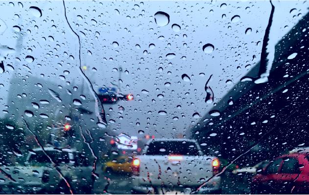 暴雨预警丨秋天的第一场雨凉都人的通勤路有多苦↘图视频