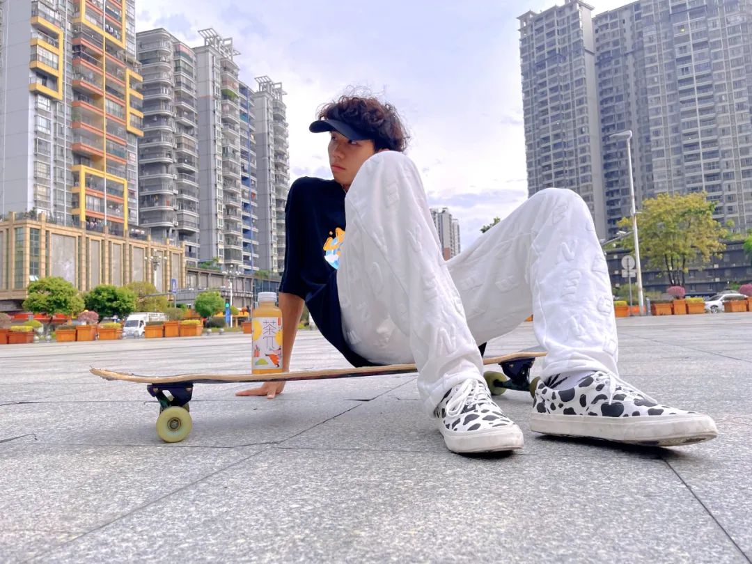 滑板在许多人眼里更像是一项兴趣爱好,但来自广东清远的"板仔"黎建鹏