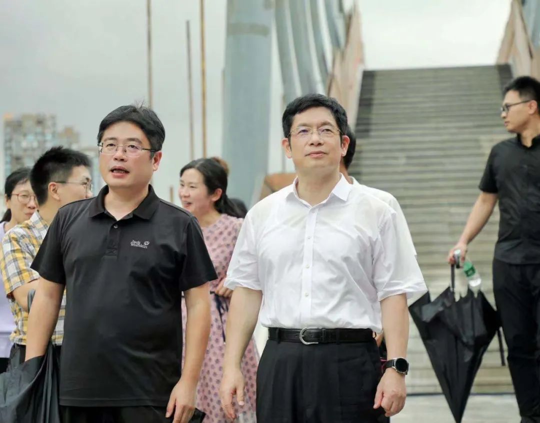 在朵云书院黄岩店,陈建勋仔细查看了周边绿化情况和建筑外立面现状