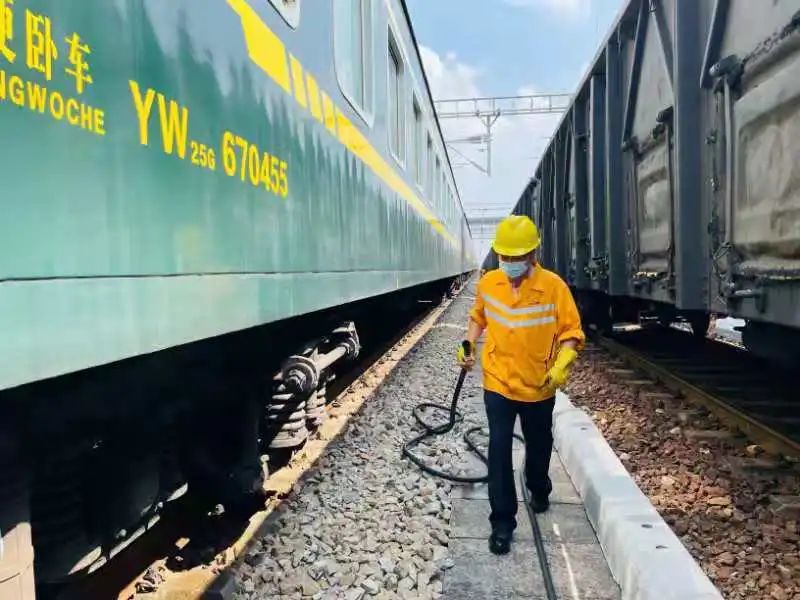 炎热酷暑他们为列车补水保湿