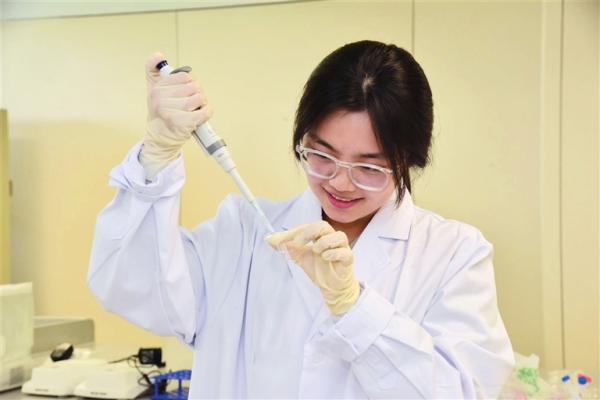 海南浙江大学研究院的研究生正在实验室中做实验.刘琪成 摄