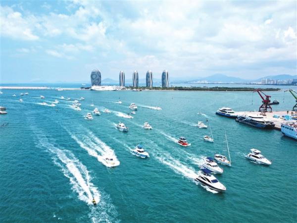 图为在三亚出海游玩的游艇. 李学仕 摄