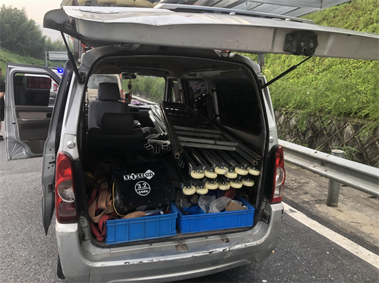 杭瑞高速惊现两辆超长巨无霸面包车