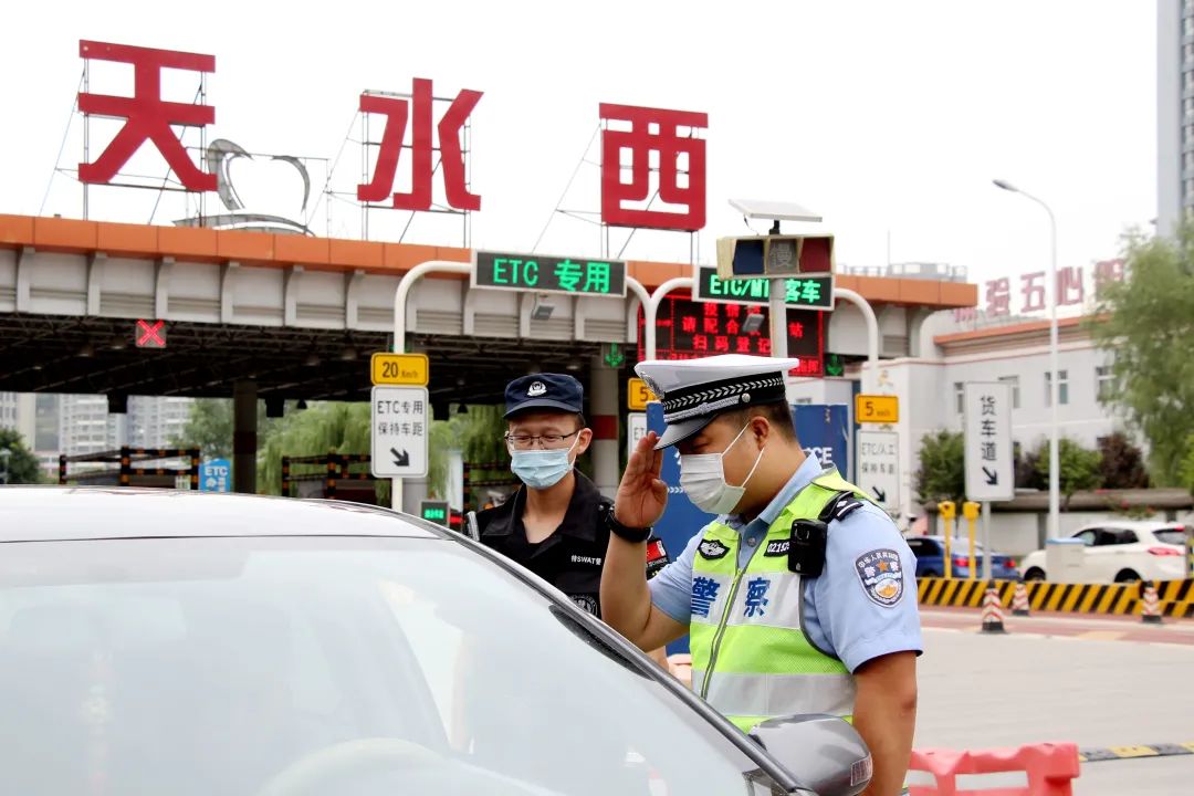 天水西高速路口收费站,车来车往,几位民警正在例行执勤,排查来往车辆.