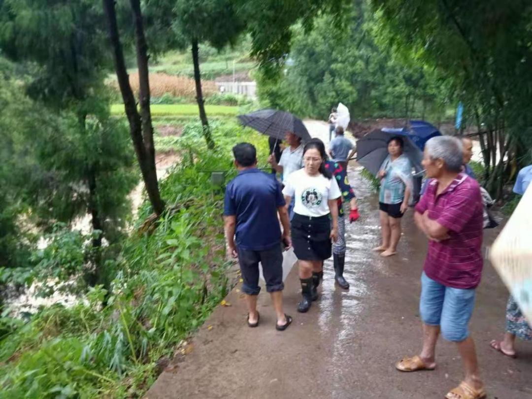 渠北镇:妇联干部刘西梅等女干部协助群众清淤