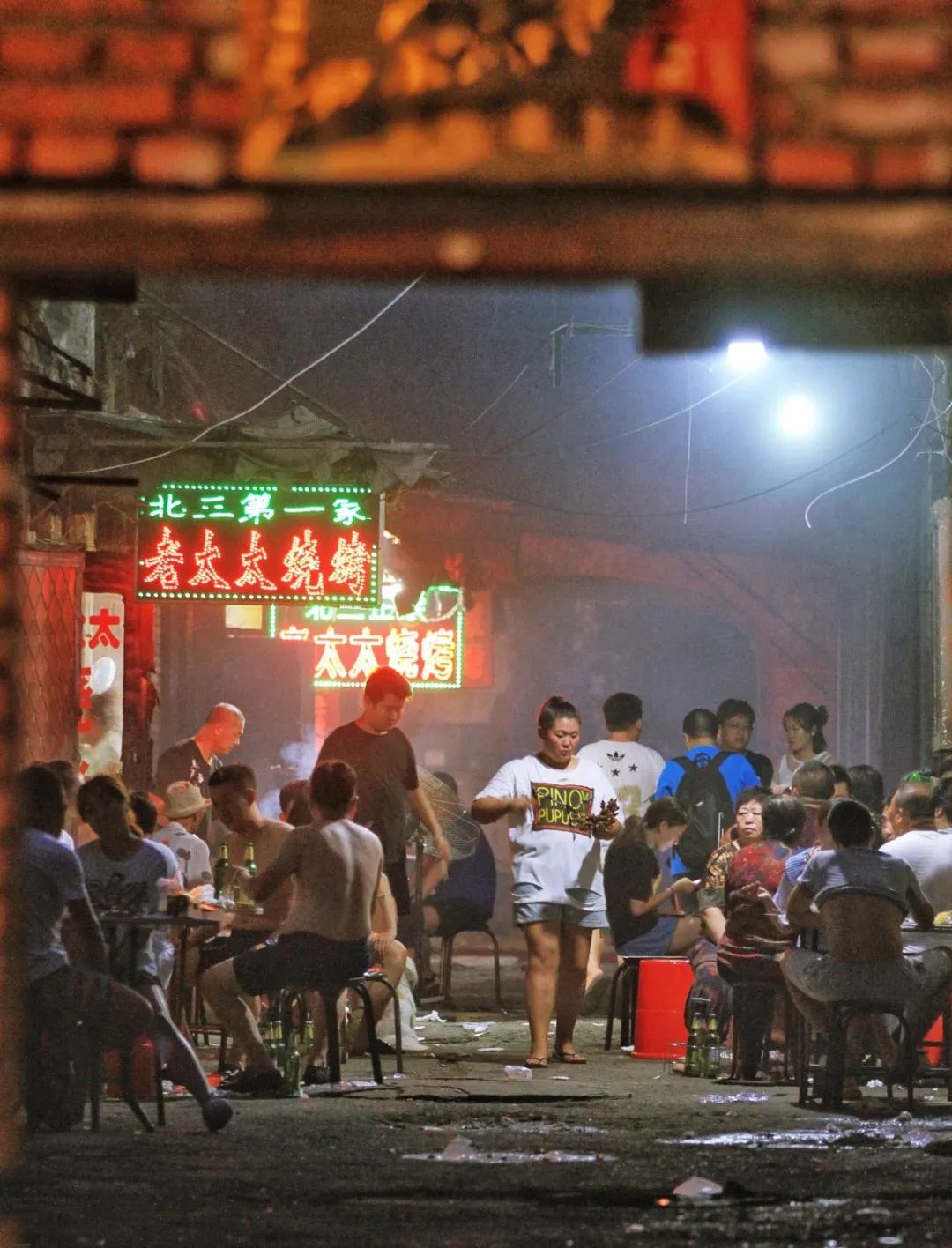 回重庆第一顿夜宵 必须是路边摊烧烤！本地人才懂的快乐，整起！（重庆方言版） - 哔哩哔哩