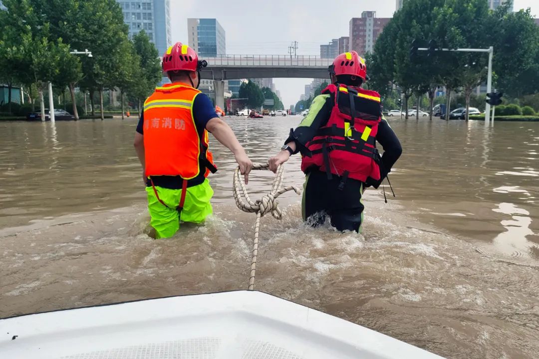 河南郑州暴雨救人图片图片