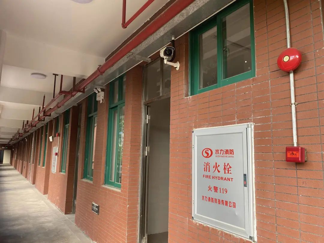 走廊处装有监控