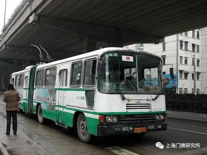 上海门牌研究所老上海的8路电车因行驶在外滩,虹口和杨树浦的滨江最