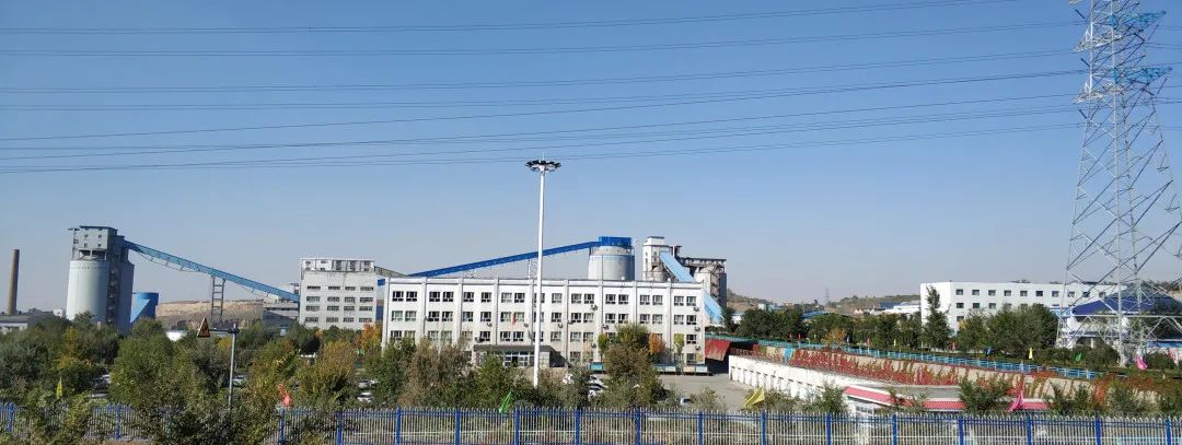 2018年"四矿合一"后的乌东煤矿红沙泉煤矿地质测量人员测方作业红沙泉