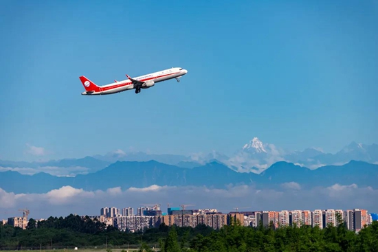 2020年8月13拍于成都航空港.吕久一 摄